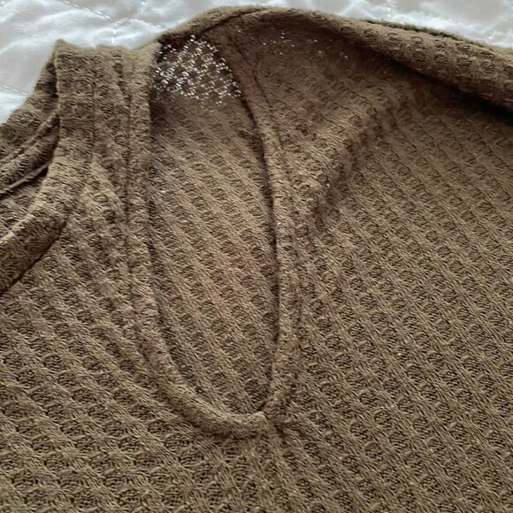 Long sleeve women’s shirt with fashion hole on left shoulder by express medium - Picture 5 of 7